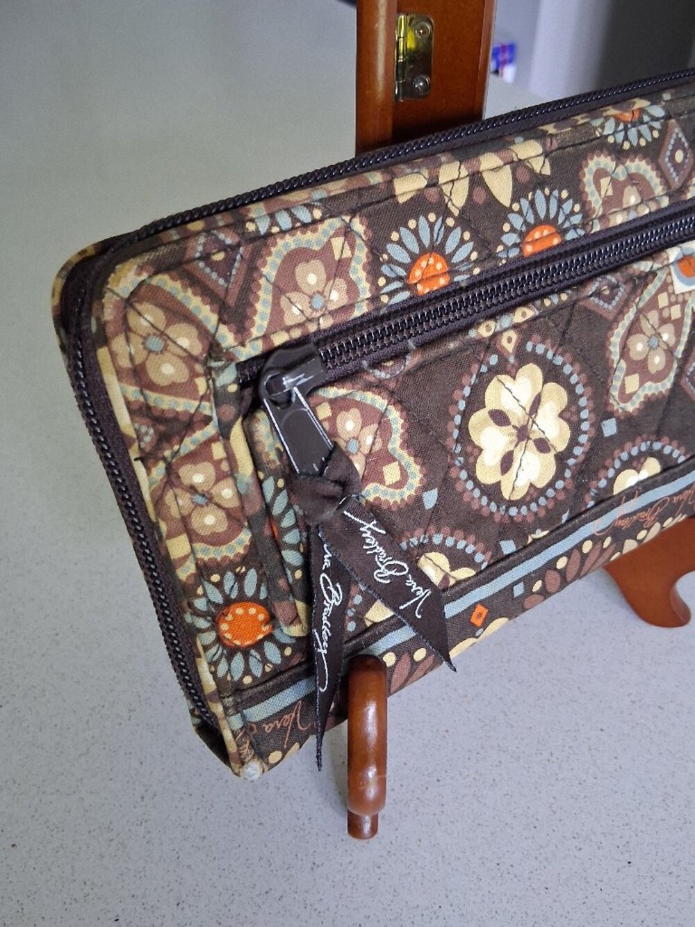 Vera Bradley Turn-lock & Zip-Around Wallet in Canyon "Retired" Pattern - Picture 4 of 13